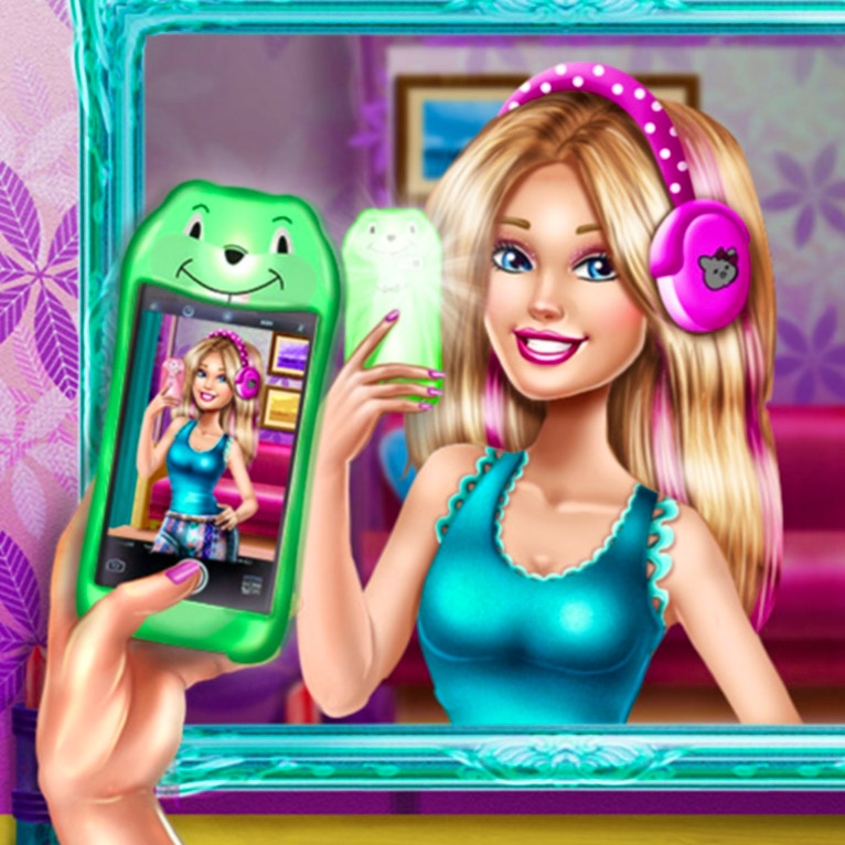 Ellie Fab Selfie